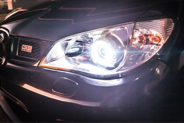 ما هي المصابيح الأمامية LED وأضواء HID؟