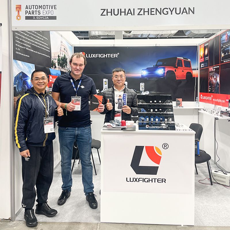 مصابيح LUXFIGHTER LED الأمامية ومصابيح الضباب معرض قطع غيار السيارات يحظى بإشادة واسعة النطاق