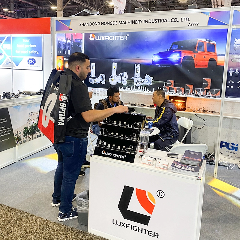المصابيح الأمامية LUXFIGHTER LED في معرض منتجات ما بعد البيع للسيارات